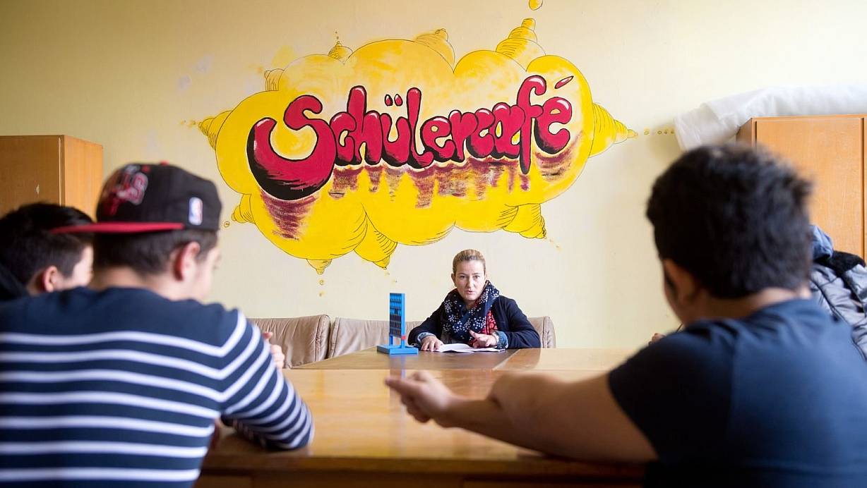 Sozialpädagogen fühlen sich an deutschen Schulen als Feuerwehr und Polizei. Vor allem aber sind sie viel zu häufig eines: Einzelkämpfer. | © picture alliance / dpa