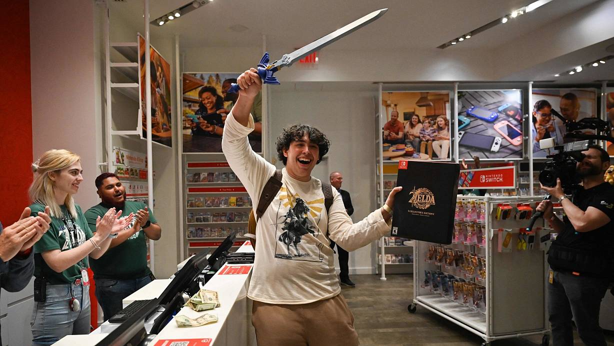 David Castillo ist einer der ersten, der das neue Spiel in den Händen hält - gekauft in einem Nintendo Store in New York. | © ED JONES/AFP