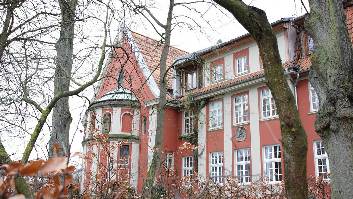 Das ehemalige Wohnheim der Schwestern besteht aus einem zweigeschossigen Massivbau mit einem ausgebauten Mansarddach. Daran schließt sich südlich eine Kapelle an. | © Dieter Scholz