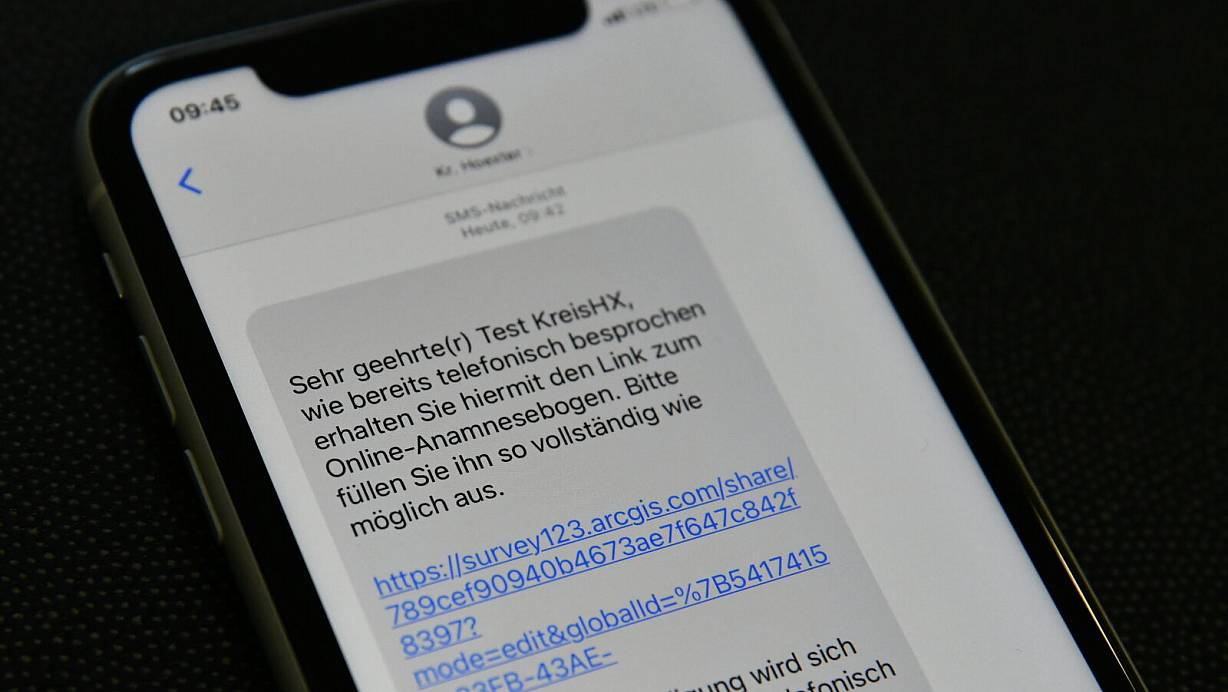 Im Kreis Höxter können Personen mit einem positiven Corona-Befund ihre Daten jetzt auch digital an das Gesundheitsamt übermitteln. Der Versand des Zugangs dazu erfolgt per SMS. | © Kreis Höxter