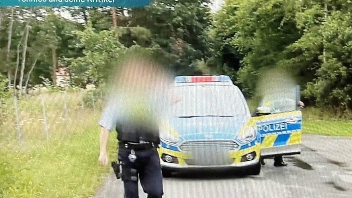 Ein Beamter der Kreispolizeibehörde Gütersloh soll dabei unverhältnismäßig hart gegen ein Kamerateam vorgegangen sein. | © Screenshot/Sat.1