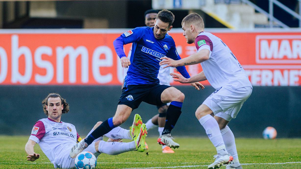 Der frischgebackene Vater Philipp Klement (M.), hier in der Partie gegen Dresden, ist wieder an Bord und wird am Freitag gegen Sandhausen vermutlich sein letztes Heimspiel für Paderborn bestreiten. | © Besim Mazhiqi