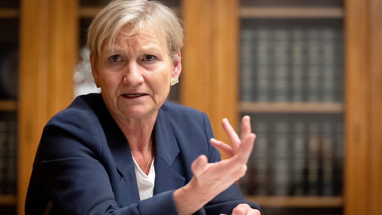 Bischöfin Kirsten Fehrs tritt im EKD die Nachfolge der zurückgetretenen Annette Kurschus an. Im Interview verspricht sie mehr Transparenz beim Thema Missbrauch. | © epd-bild / Hans Scherhaufer