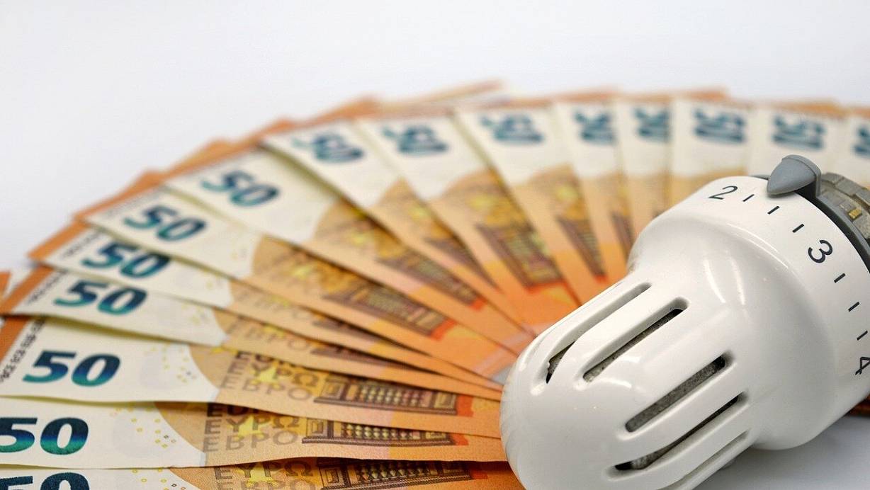 Die heimischen Energieversorger senken im kommenden Jahr die Preise für Strom und Gas. Eine Expertin der Verbraucherzentrale ordnet den Schritt ein. | © Pixabay/neelam279