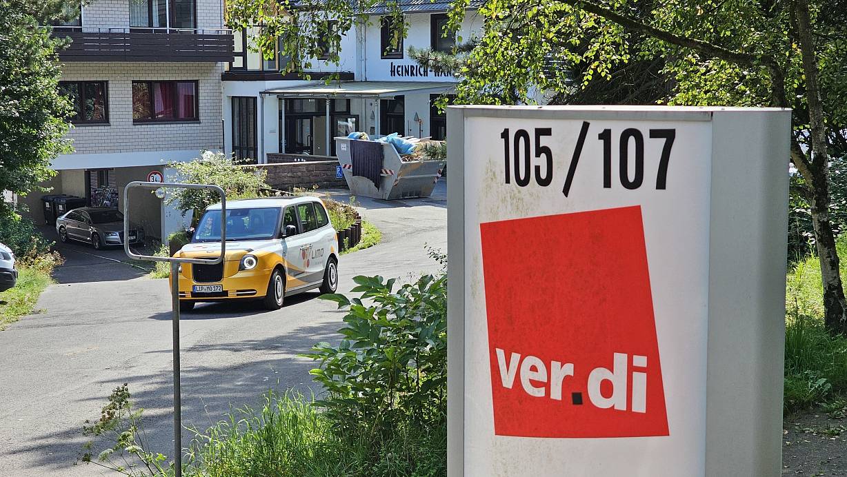 Das Schild steht immer noch, aber längst hat Verdi hier nichts mehr zu entscheiden. Das Heinrich-Hansen-Haus gehört nach wie vor dem Tönnies-Konzern, der noch einen Mietvertrag mit der Stadt Lage hat. Derzeit sind nur noch wenige ukrainische Flüchtlinge hier untergebracht. Die Bezirksregierung könnte neuer Mieter werden. | © Astrid Sewing