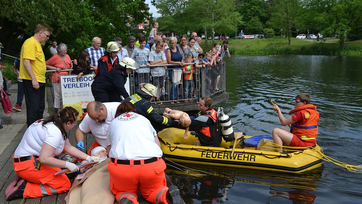Vor gut gut sechs Jahren beeindruckten die Rettungskräfte die Festgäste am Sennestadtteich. Die Übung diesmal wird noch nicht verraten. | © Muriel Pluschke
