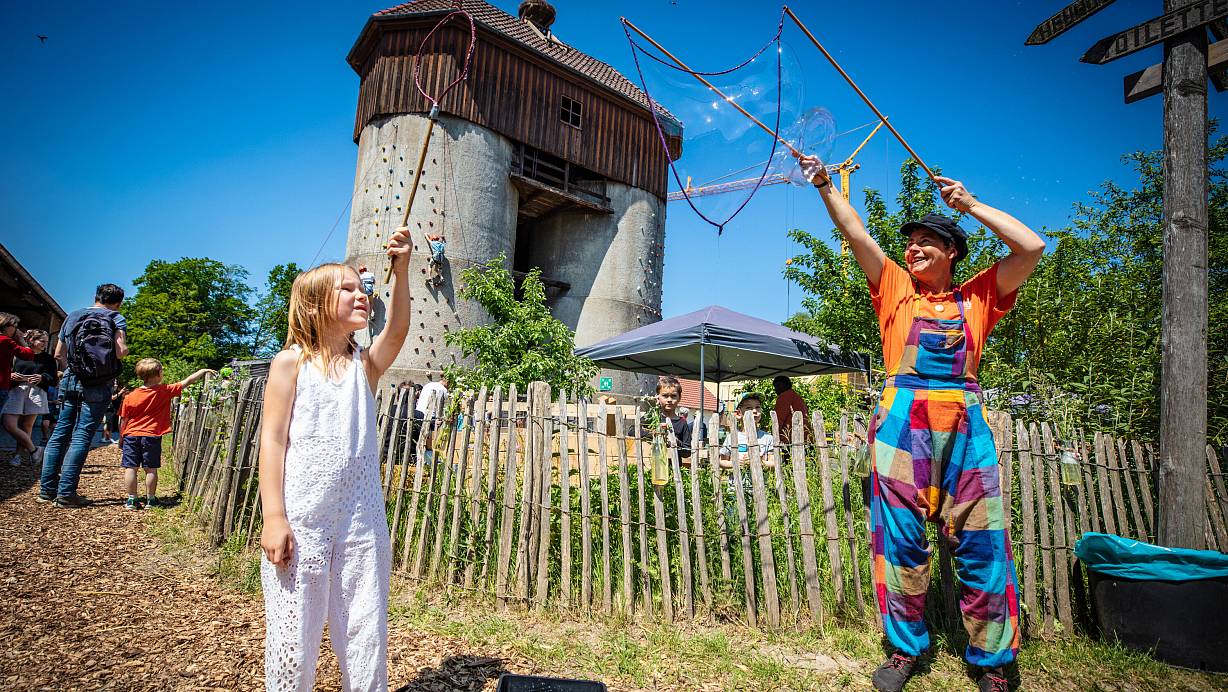 Claudia Spangenberg (r.) begeistert mit ihren riesen Seifenblasen. Zoe (6) probiert es auch mal aus. | © Mike-Dennis Müller / www.mdm.photo