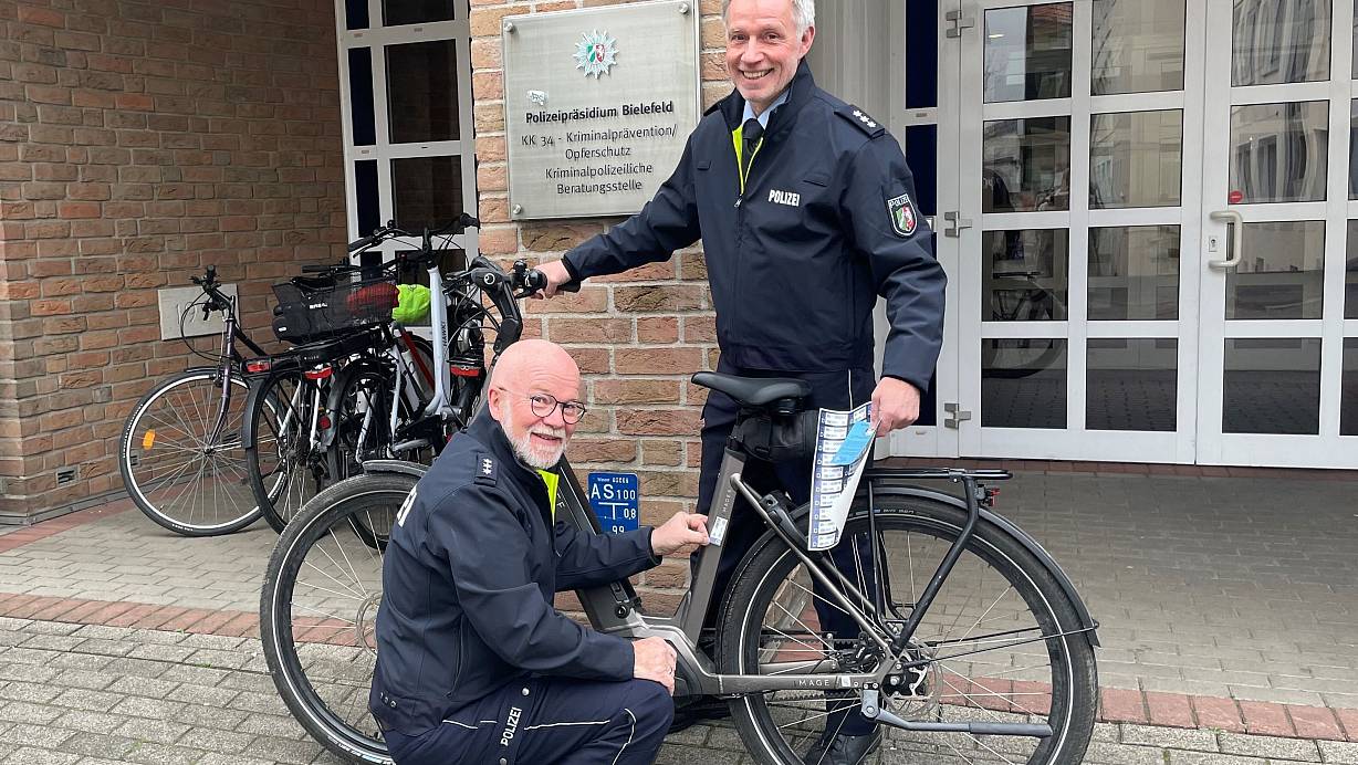 Die Präventionsexperten der Bielefelder Kripo, Andreas Westerburg (l.) und Frank Walther, zeigen die Registrierungsaufkleber für die Fahrräder. | © Polizei