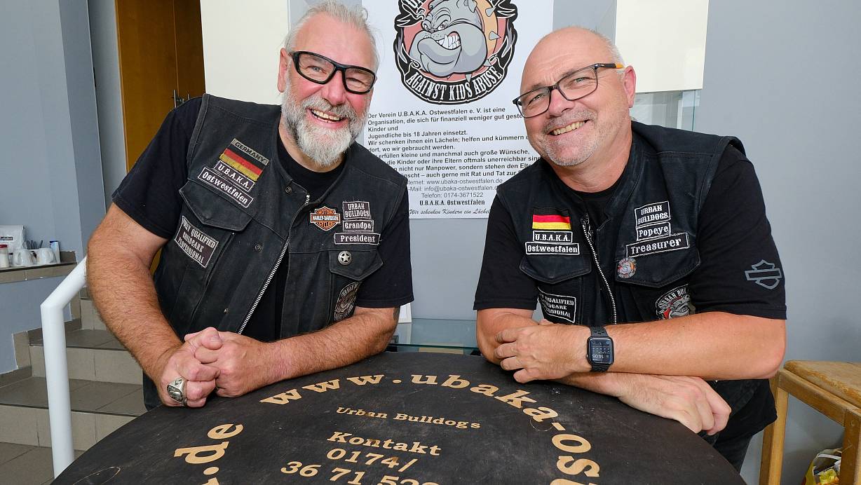 Maik Draisvogt, alias "Grandpa" und Michael Rüschenbeck, alias "Popeye", setzen sich mit dem Verein U.B.A.K.A Ostwestfalen für finanziell benachteiligte Kinder ein. | © Andreas Zobe