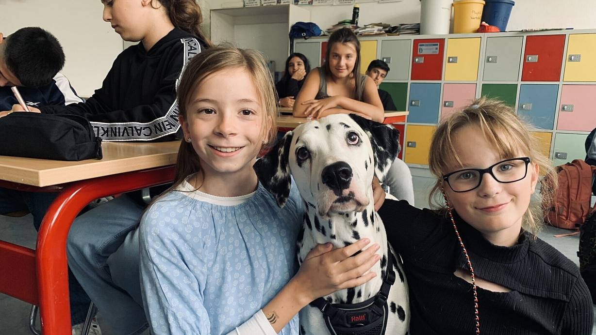 Auch Liv (l.) und Isabel lieben Dr. Watson und übernehmen gerne den Hundedienst in ihrer Klasse. | © Ivonne Michel