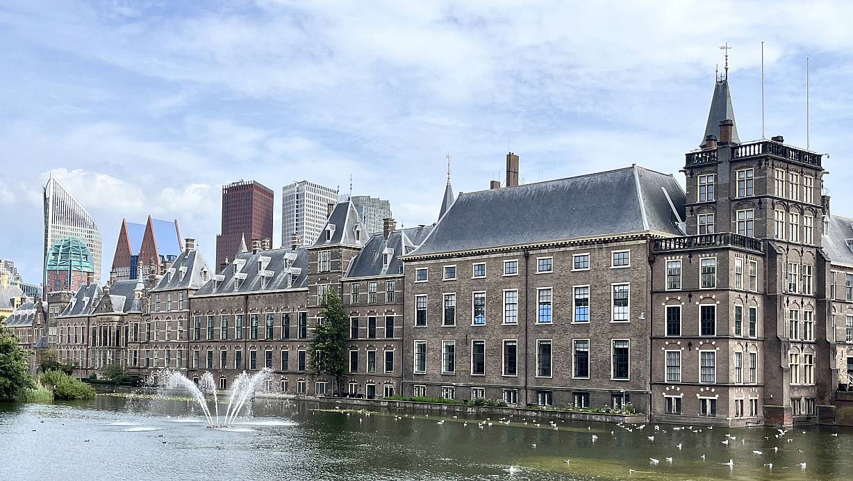 Der Regierungssitz der Niederlande: Der Binnenhof, der Ridderzaal, der Turm mit dem Amtssitz des Ministerpräsidenten und der Hofvijver (Schlossweiher) sind das Zentrum Den Haags. | © Noren