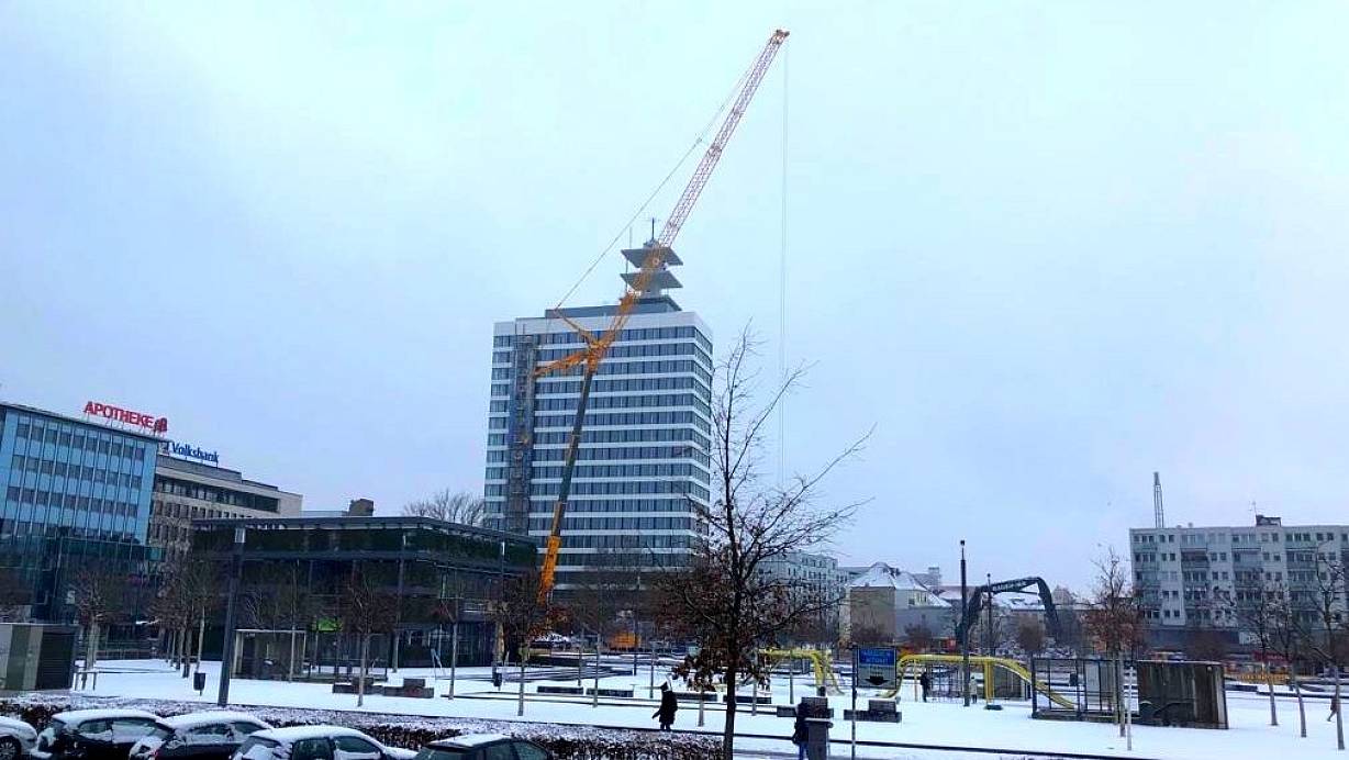 Der ausgefahrene Kran überragte das H1 um Längen. | © Eike J. Horstmann