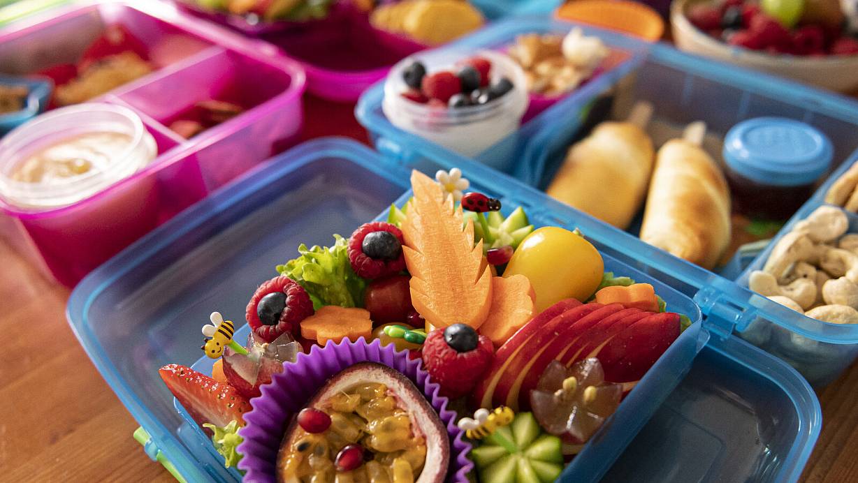 Bei den Inhalten der Brotdosen achten viele Eltern vor allem auf gesunde Lebensmittel. Bunt und ansprechend sollen sie trotzdem aussehen. | © picture alliance/dpa