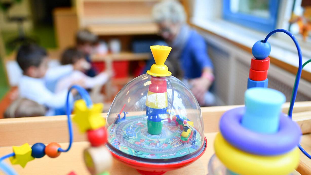 Viele Kitas müssen Wochenstunden reduzieren oder Gruppen zusammenlegen, weil Personal fehlt. Das soll sich durch das städtische Ausbildungsbündnis ändern. | © Dpa
