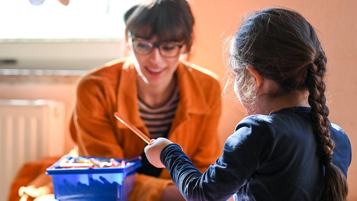 In Freizeiteinrichtungen für finanziell benachteiligte Kinder gehen häufig Jungen und Mädchen mit Migrationshintergrund. | © picture alliance/dpa/dpa-Zentralbild | Jens Kalaene