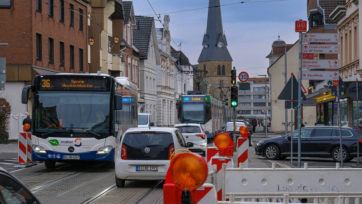 Die Hauptstraße in Brackwede wird ab April umgebaut, seit fast einem Jahr laufen bereits vorbereitende Arbeiten von Mobiel und den Stadtwerken. In wenigen Wochen kommt die Vollsperrung, und noch fehlt das Umleitungskonzept. | © Andreas Zobe