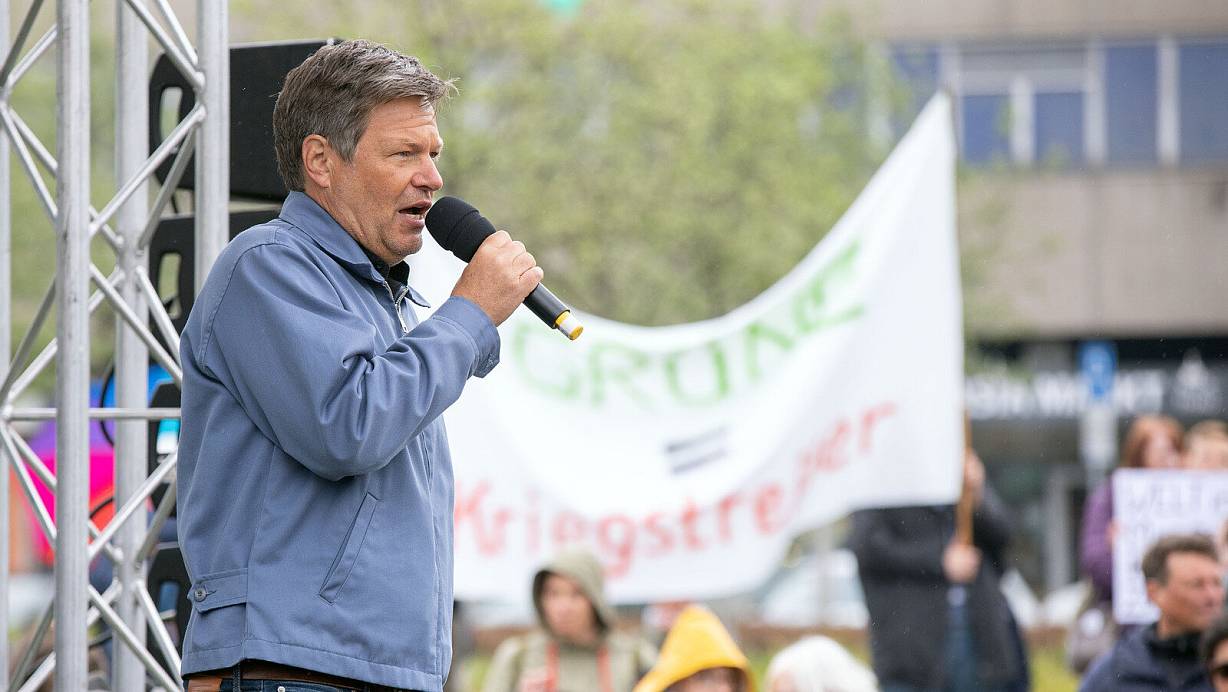 Robert Habeck kontert den Demonstranten. | &copy; Oliver Krato