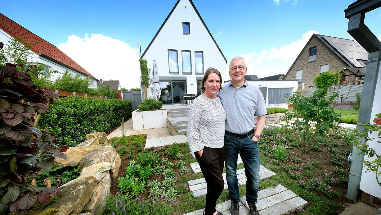 Kerstin (60) und Andreas Bernstein (61) wohnen in einem Plus-Energiehaus in Gütersloh. | © Andreas Frücht