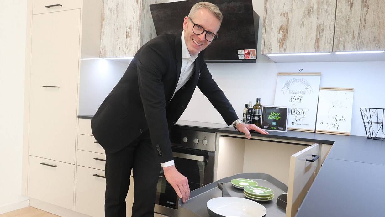 Christian Reupke zeigt den Eckschrank mit Kniff: Diese Idee könnte den Markt in Sachen Schrankeinrichtung aufmischen. | © Judith Gladow