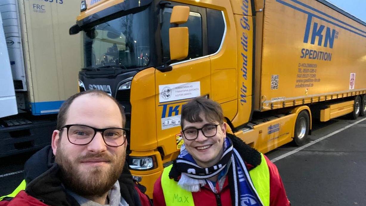 Die lokalen Helfer Christian Höke (l.) und Max Lüdeke begleiten den Weihnachtspäckchenkonvoi auf dem Weg nach Rumänien. | © Round-Table Höxter-Holzminden