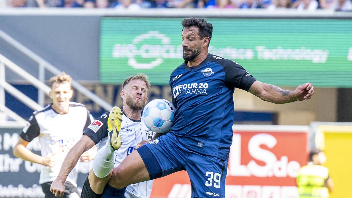SCP-Stürmer Adriano Grimaldi (l.), hier im Duell mit Ulms Johannes Reichert, sollte gegen Ulms große Verteidiger mit seiner Größe und Physis punkten und stand in der Startelf. | © David Inderlied