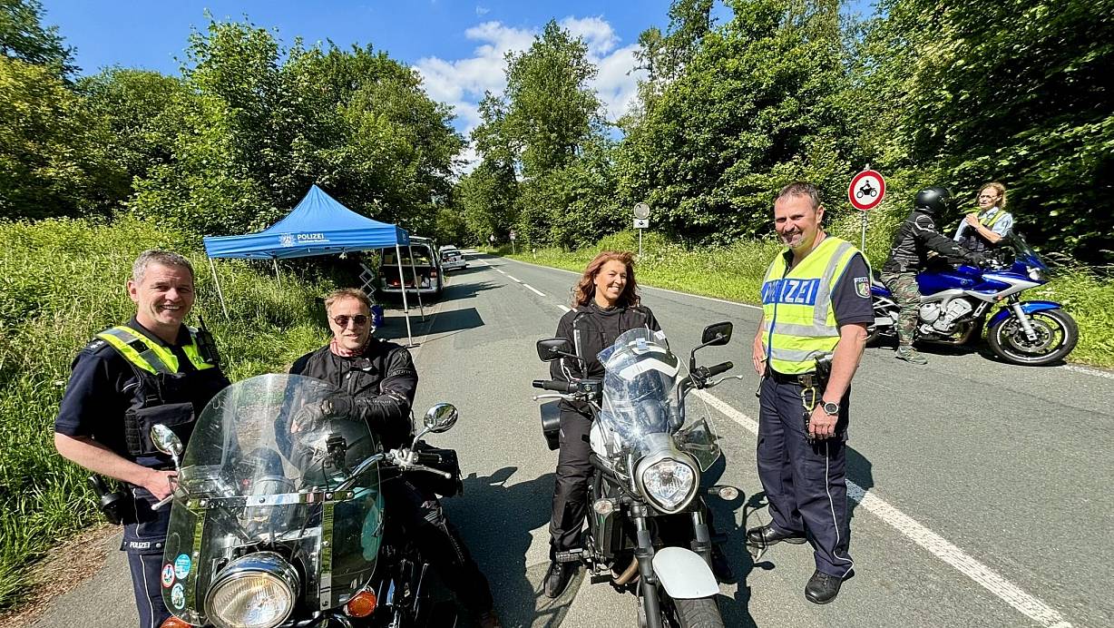 Zahlreiche Gespräche haben die Paderborner Polizeibeamten mit Motorradfahrern am Rehberg geführt. Hier sind die Beamten Andreas Drost (l.) und Rainer Hoberg im Dialog mit Theo van Gasteren und seiner Hövelhofer Partnerin Michaela Brunnert. Im HIntergrund erklärt auch Raphaela Baurichter einem Biker die neue Lage. | © Jens Reddeker
