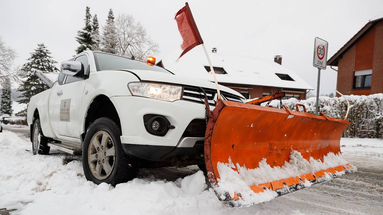 In Bielefeld r&auml;umt ein Fahrzeug vom Winterdienst die Stra&szlig;en vom Schnee frei. | &copy; Friso Gentsch