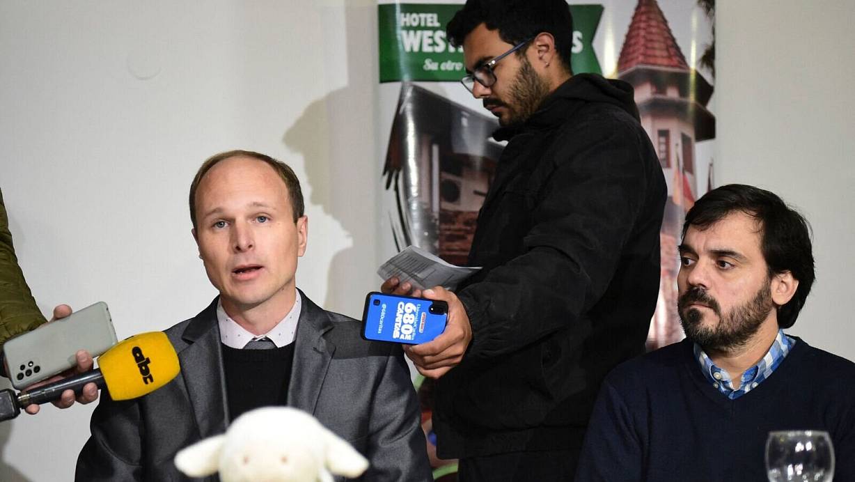 Stephan Schultheiss (links), Anwalt von Anne Maja Reiniger, deren 10-jährige Tochter Clara in Paraguay sein soll, spricht bei einer Pressekonferenz in Asuncion. | © AFP or licensors