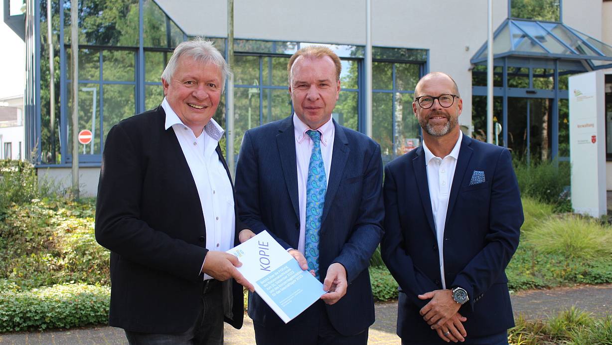 Die Geschäftsführer des MZG, Achim Schäfer (l.) und Peer Kraatz (r.), präsentieren mit Bürgermeister Ulrich Lange, Aufsichtsratsvorsitzender des MZG, den Geschäftsbericht. | © Sarah Zappini