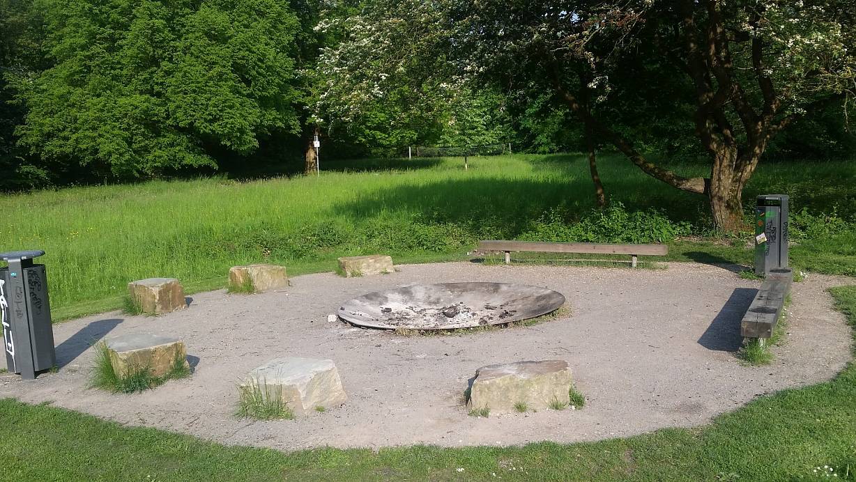 Der Grillplatz in Schildesche am ehemaligen Freibad ist wie auch alle anderen zehn Plätze im gesamten Bielefelder Stadtgebiet gesperrt. | © Martin Lukaszek