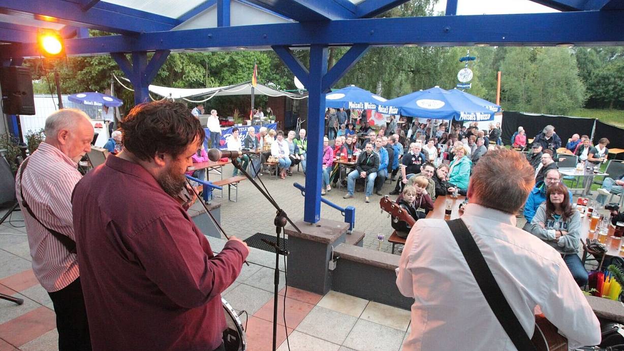 Auch Konzerte wie das hier im Sommer 2017 fanden im Bootshaus statt. Bleibt zu hoffen, dass ein neuer Wirt gefunden wird. | © Peter Steinert