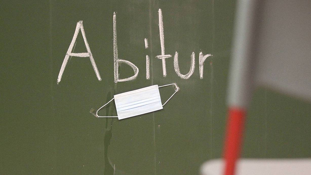 Zum dritten Mal in Folge haben Schüler während der Corona-Pandemie ihr Abitur geschrieben. | © imago images/Eibner