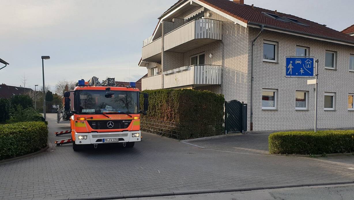 Auf dem Balkon befand sich ein bereits abgel&ouml;schter Gasgrill, als die Einsatzkr&auml;fte eintrafen. | &copy; Feuerwehr Paderborn