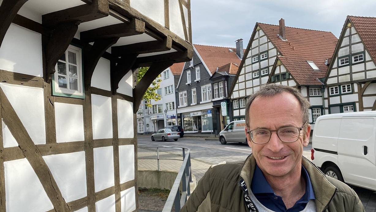 Der gebürtige Gütersloher Jörg Karenfort ist Vorstandsvorsitzender der Yuvedo-Stiftung. | © Burkhard Hoeltzenbein