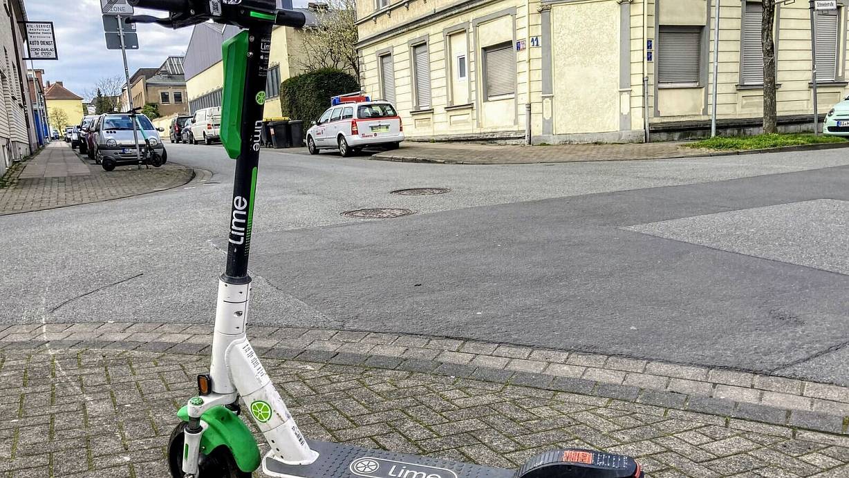 Eine Sondergenehmigung für das Aufstellen von mehr als 800 Rollern ist laut Stadt erteilt worden. Auch hier wundert man sich über die fehlenden E-Scooter. | © Jens Reichenbach