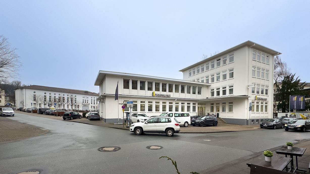 Für das Bürogebäude an der Neustädter Straße hat sich die Stadt ein Vorkaufsrecht gesichert. Es könnte für die Erweiterung des Gymnasiums am Waldhof genutzt werden. Im Hintergrund das Haus des Handwerks, für das es schon einen Ankaufsbeschluss gibt. | © Andreas Zobe