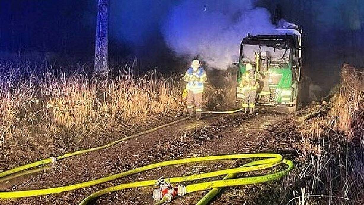 An dem Lastwagen entstand ein hoher Sachschaden - die Feuerwehr verhinderte aber das &Uuml;bergreifen des Feuers auf die Ladung. | &copy; FFW Brakel