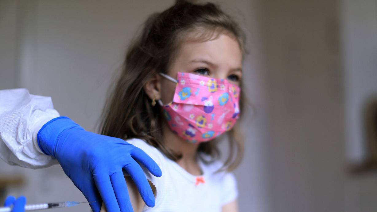 Derzeit empfiehlt die Stiko die Impfung für Kindern von fünf bis elf Jahren, die Risikofaktoren für einen schweren Covid-19-Verlauf oder Angehörige mit hohem Risiko haben. Nach individueller Aufklärung können Eltern auch ihre gesunden Kinder impfen lassen. | © picture alliance / Laci Perenyi