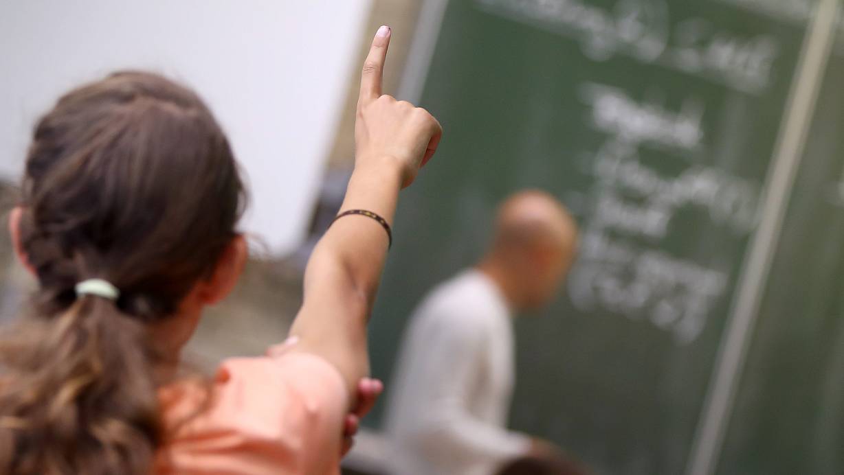 Schulen brauchten Freiheit, neue Wege zu gehen, "anstatt mit noch mehr Vorschriften, Druck von oben und standardisierten Tests festzustellen, dass unser Bildungssystem allenfalls mittelmäßig ist", sagen Lehrer unterschiedlicher Schulformen, die sich regelmäßig abends nach Feierabend treffen, um das Bildungssystem zu verbessern. | © Daniel Karmann/dpa