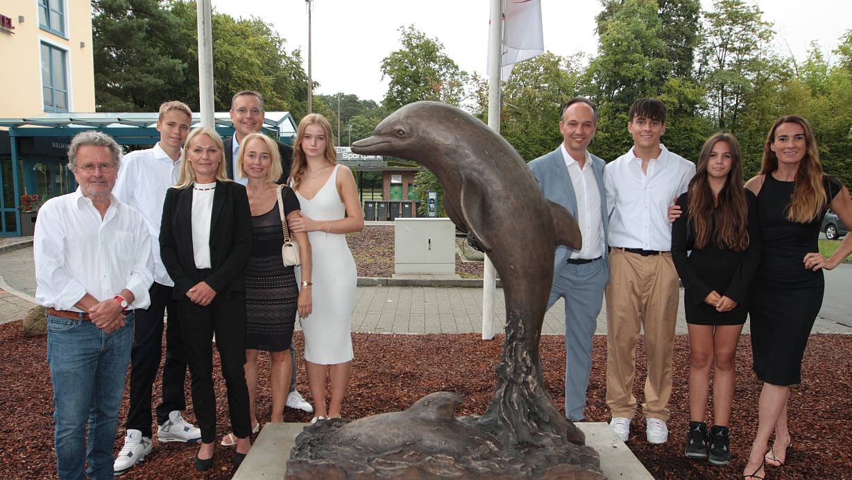 Der Künstler Oskar Stocker (l.) mit den beiden Geschäftsführern Norbert Leibold (4. v. l.) und Robin Stork (4, v. r.) mit ihren Familien. | © Uwe Müller