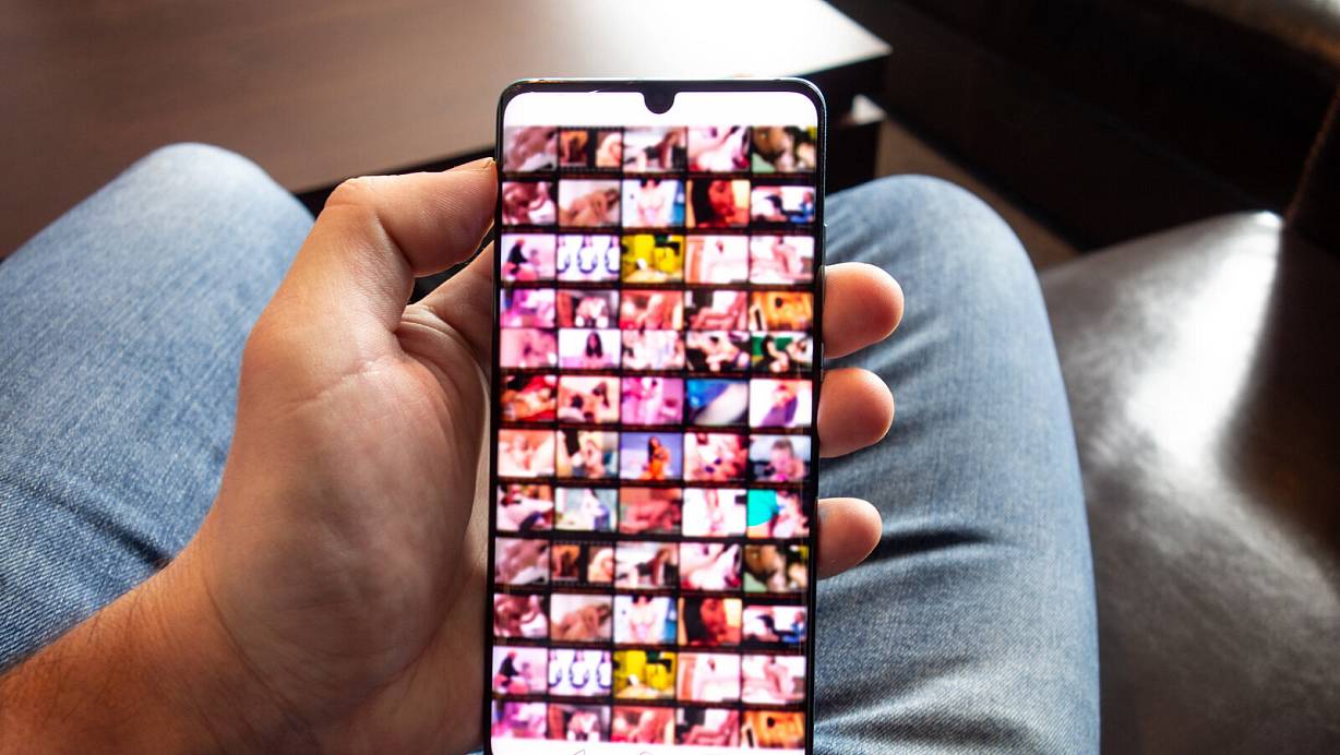 Massiv gestiegen sind die Zahlen im Bereich "Verbreiten pornografischer Schriften". Häufig handelt es sich dabei um kinderpornografische Bilder, die beispielsweise via Whatsapp-Gruppen verbreitet werden. | © picture alliance / Andreas Franke