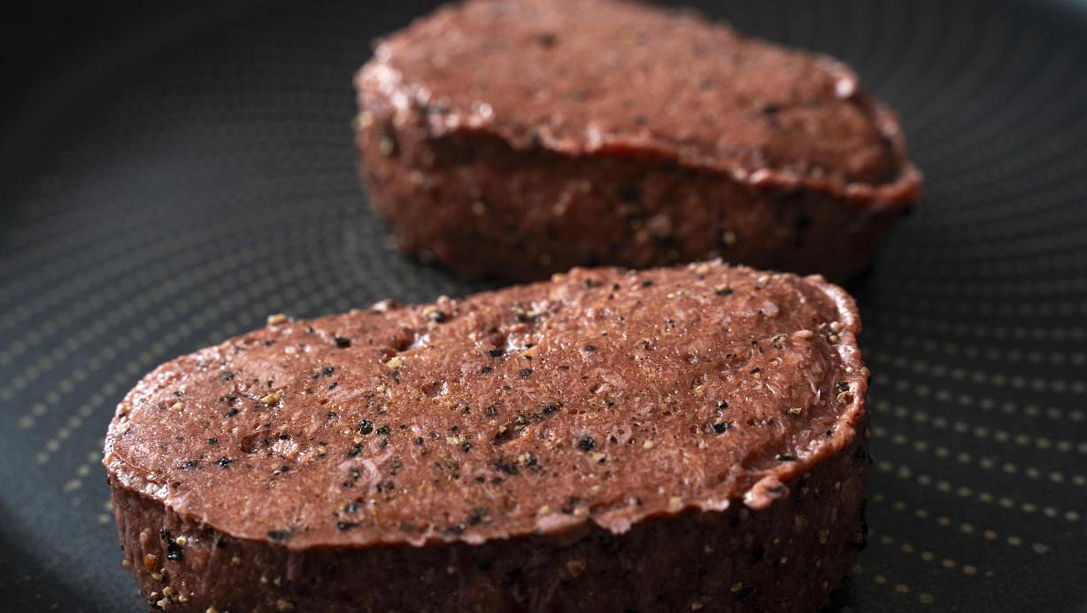 Solche Produkte, die wie Steaks aussehen, aber rein pflanzlich sind, müssen in Frankreich anders bezeichnet werden. | © picture alliance / CHROMORANGE