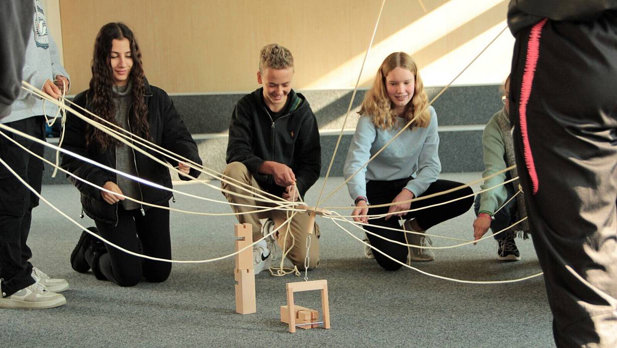 Mit viel Spaß und Freude versuchen die Schülerinnen und Schüler im Glücksunterricht, den "Fröbelturm" auf- und abzubauen. Das gelingt nur mit Geduld, genauer Absprache und Zusammenarbeit. Und etwas Glück braucht es dazu wohl auch. | © Nicole Dresch
