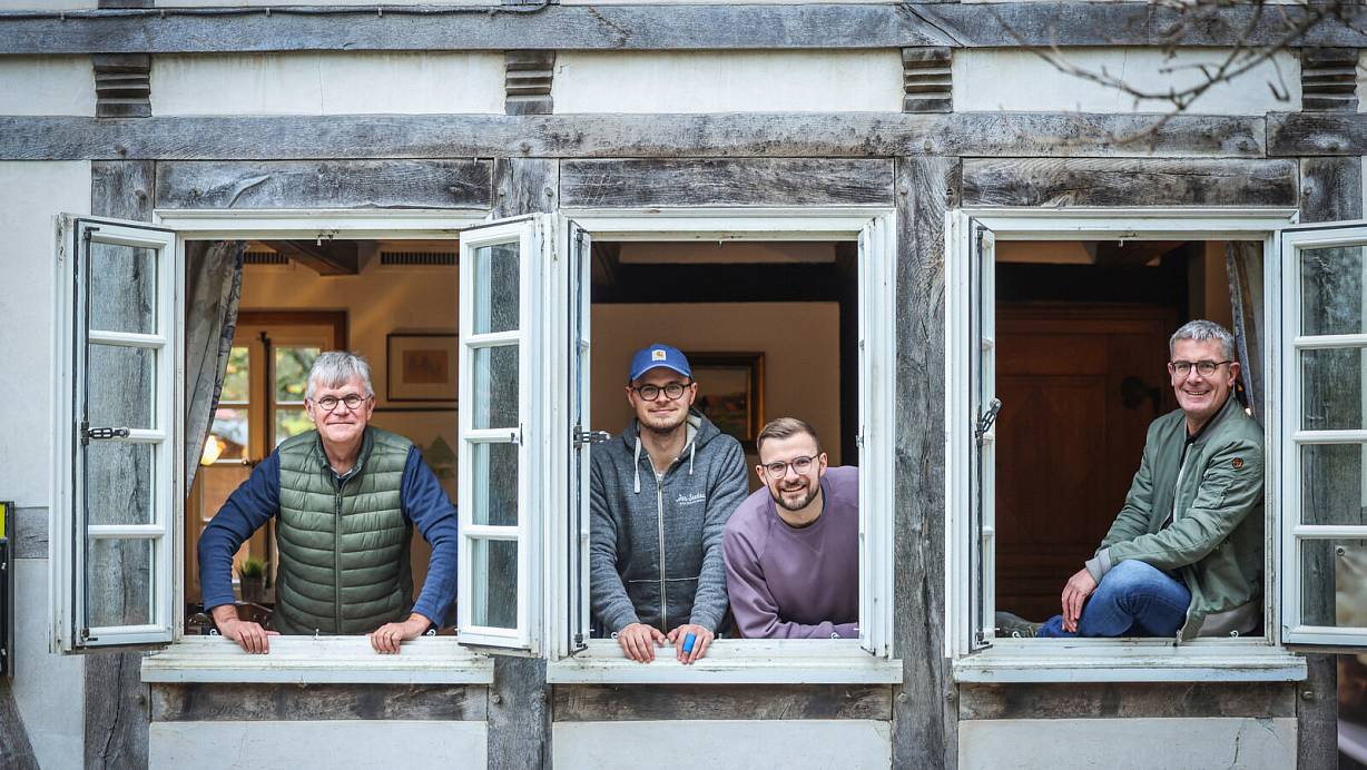 Christian Schulz (v.l.), seine Söhne Jann und Hauke sowie Horst Christian Wolf hoffen, dass viele Schildescher mitmachen. | © Sarah Jonek