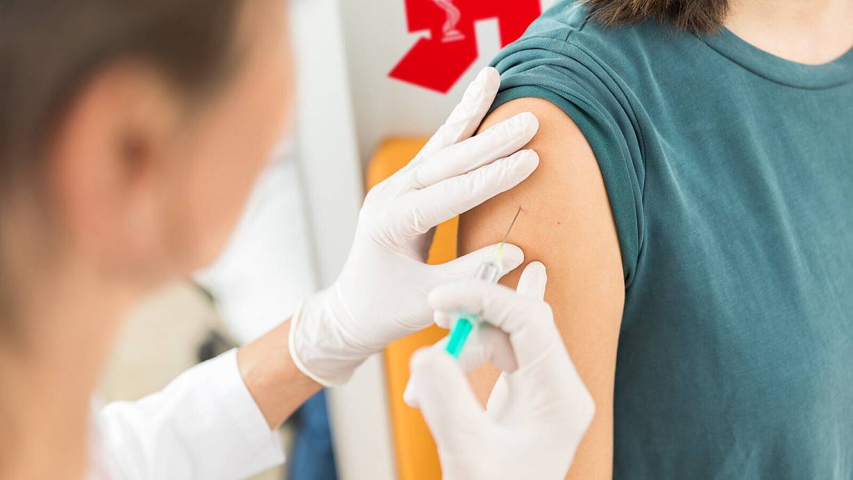 Der Pieks in der Apotheke: Jetzt können geschulte Apotheker auch die Grippe-Schutzimpfung durchführen. Viele haben bereits positive Erfahrungen mit der Corona-Impfung gesammelt. | © Deutscher Apothekerverband