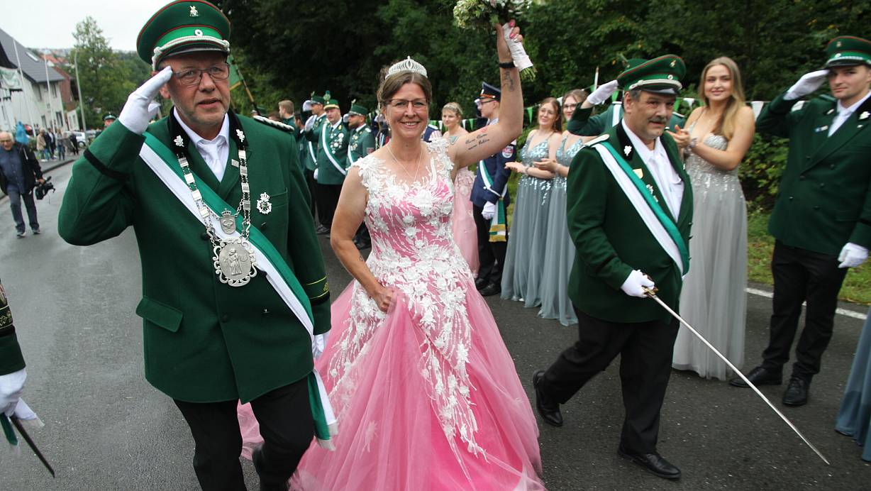 Das Königspaar Fredy Schölzel-Peter und Daniela Schölzel zieht durch Niederntudorf. | © Johannes Büttner