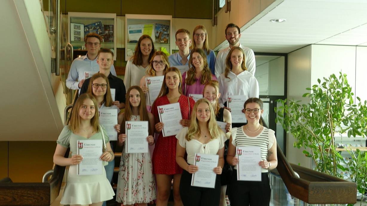 Diese Schüler sind im Bünder Rathaus ausgezeichnet worden. | © Thorsten Mailänder