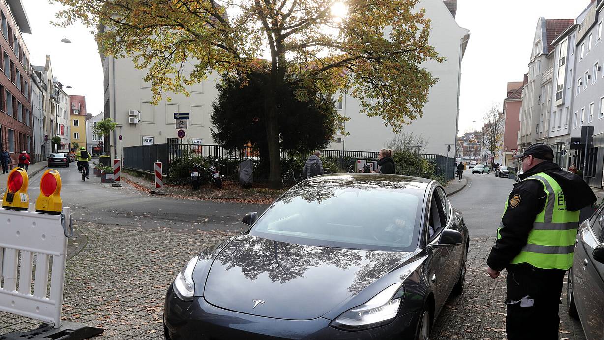 Straßensperrungen wie am Süsterplatz haben beim Altstadtversuch zu Kritik geführt. Wie die Bürger an den Infotafeln abgestimmt haben, bleibt im Dunkeln - es gab eine Datenpanne. | © nw