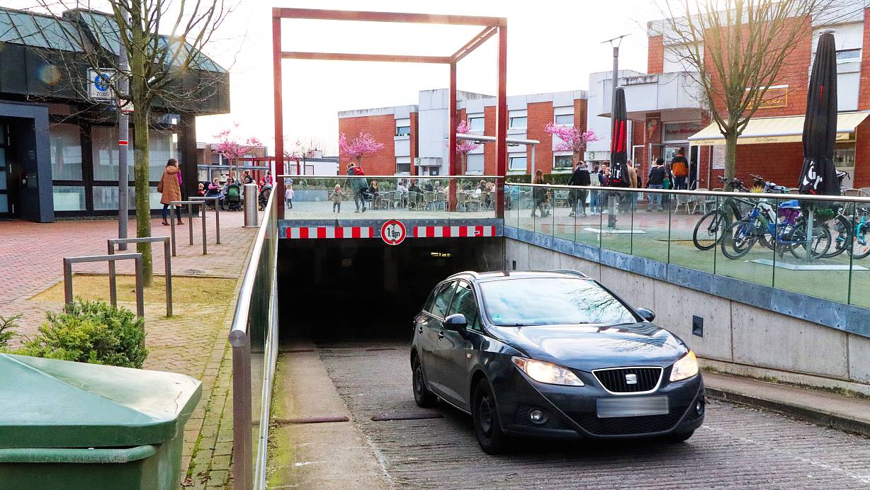 Ziel des ISEK ist es, die Zufahrt zur Parkpalette über den Barmeierplatz zu schließen. Damit könnte sich die gemütliche Stimmung des Mathildenplatzes auf den dann verkehrsfreien Barmeierplatz übertragen. | © Andreas Sundermeier