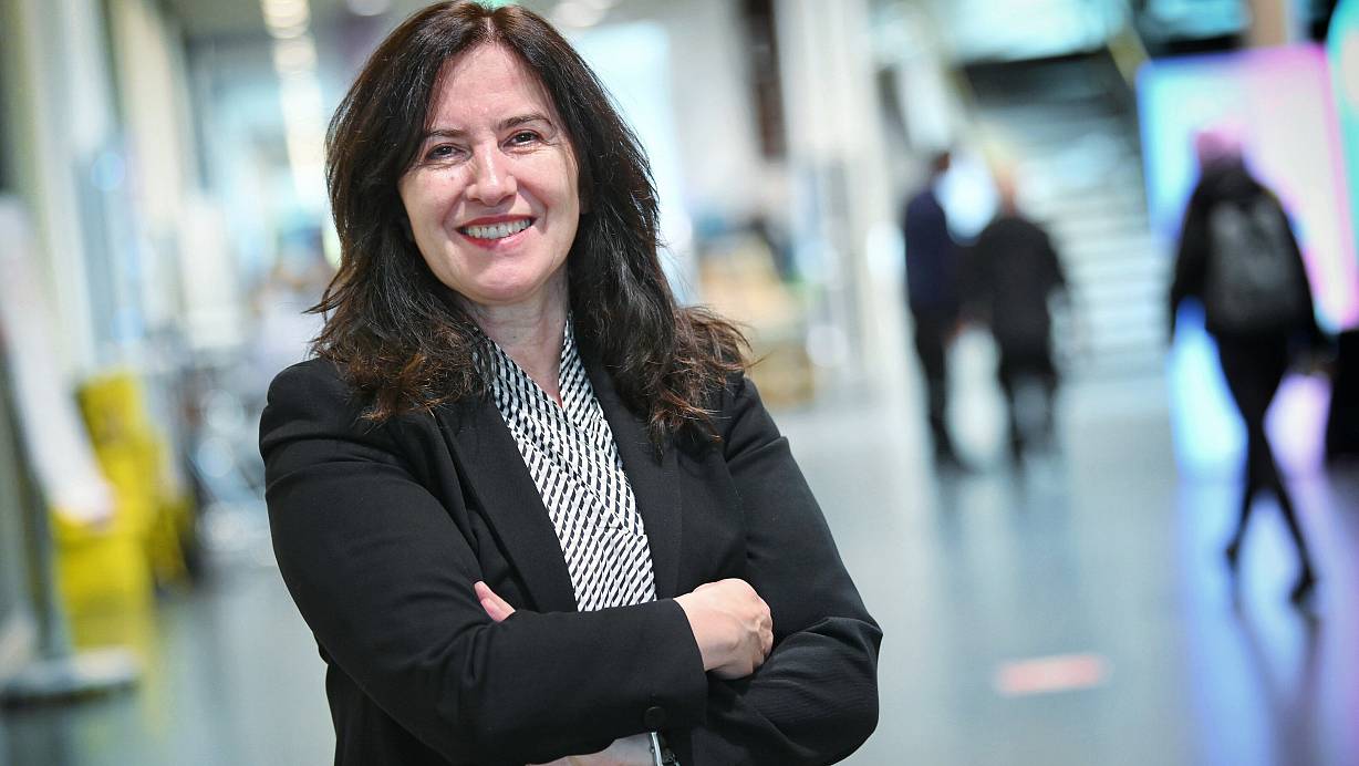 Yüksel Ekinci, Professorin an der Hochschule Bielefeld, wurde jetzt für ihre langjährige Arbeit zu Mehrsprachigkeit, Elternarbeit und Integration mit dem Bundesverdienstkreuz ausgezeichnet | © Barbara Franke